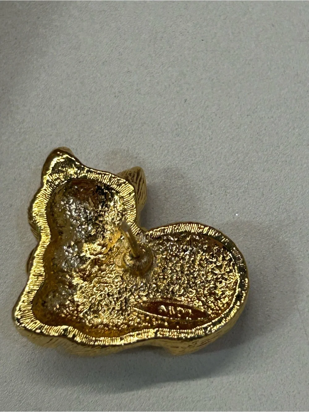 Vintage Avon gold tone kitty brooch with faux pearl tum tum